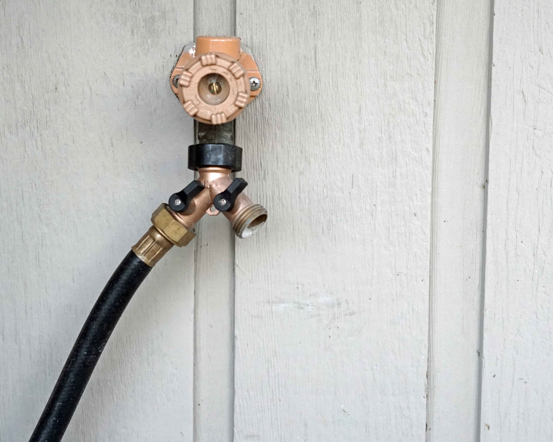 duel-spinkler-spigot-with-one-hose-attached,jpg