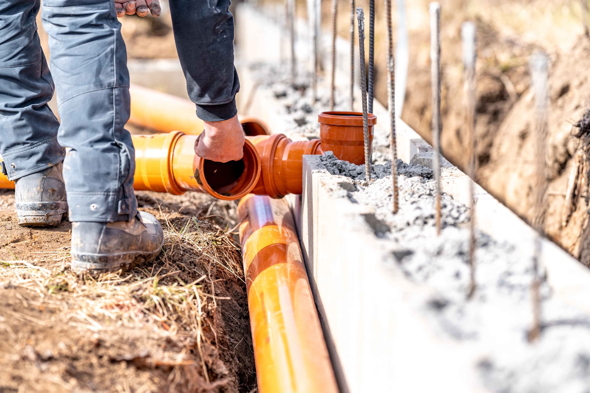 installation-of-a-sewage-plastic-pipe,jpg